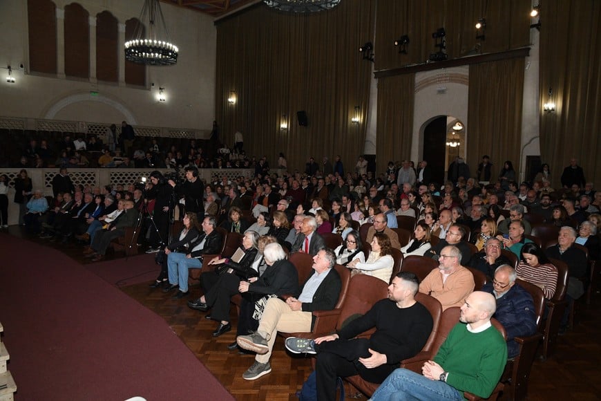 Una importante respuesta hubo en el Paraninfo a la convocatoria del Grupo Cosmopolita.