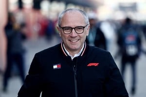 Stefano Domenicali, presidente y CEO de la Fórmula 1, confirmó el interés de nuevos destinos por ingresar al calendario, mientras la Argentina vuelve a ilusionarse con un posible regreso de la categoría. REUTERS/Jakub Porzycki