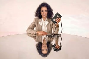 Ana Municoy duplicada en la gráfica promocional, con un VHS como referencia analógica. Foto: Gentileza producción