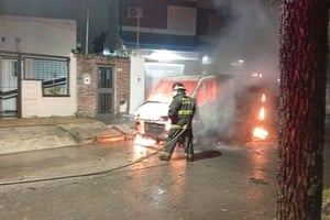 Bomberos extinguieron las llamas, pero el vehículo quedó destruido. Foto: El Litoral