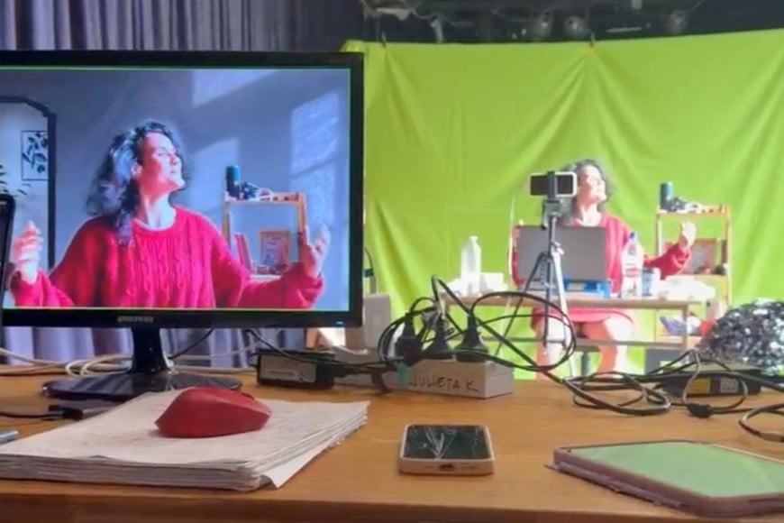 Ana Municoy realizando las partes grabadas de la obra “Una otra yo”