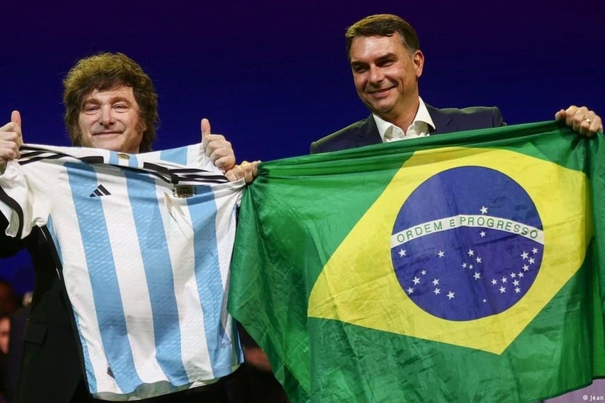 El presidente argentino eligió apoyar abiertamente a Flávio Bolsonaro, quien despunta como rival electoral de Lula.
