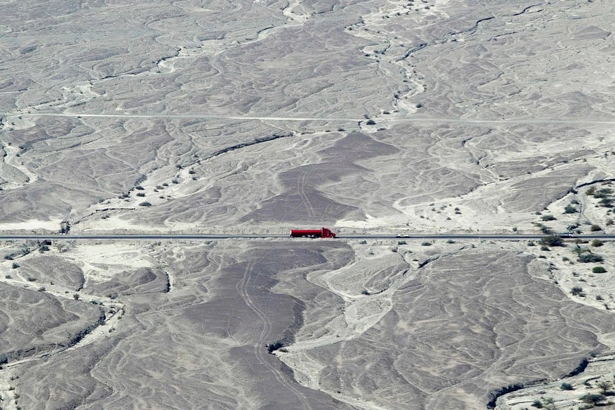 A truck passes through a highway near the Nazca Lines in the Nazca desert September 7, 2010. These ancient geoglyphs, designated a UNESCO World Heritage Site, are a series of enigmatic shapes and lines and stylized figures of animals etched in the desert some 2,000 years ago by the Nazca culture. REUTERS/Enrique Castro-Mendivil (PERU - Tags: SOCIETY) nazca geoglifos antiguos, designado por la UNESCO Patrimonio de la Humanidad, son una serie de enigmáticas Una vista aérea de las Líneas de Nazca