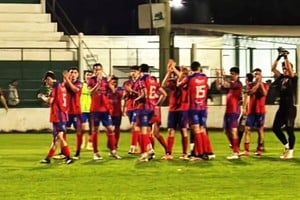 Triunfo y festejo en San Justo. La Perla ganó y es único líder. Gentileza.