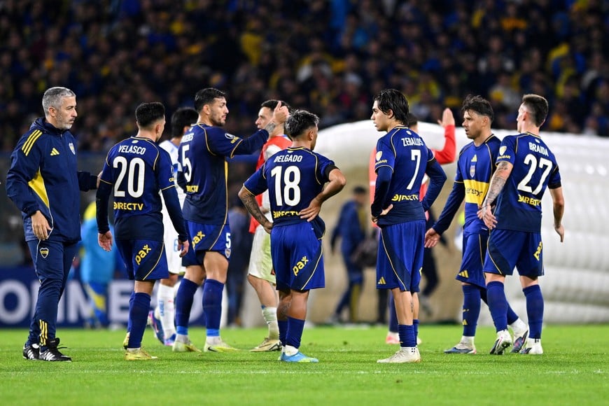 Soccer Football - Copa Libertadores - Group D - Boca Juniors v Universidad Catolica - Estadio La Bombonera, Buenos Aires, Argentina - May 28, 2026
Boca Juniors' Exequiel Zeballos and teammates look dejected after the match REUTERS/Rodrigo Valle