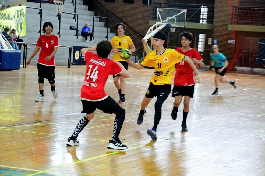La acción del Nacional de Clubes Menores reúne a jóvenes promesas del handball en Santa Fe. Crédito: Guillermo Di Salvatore.