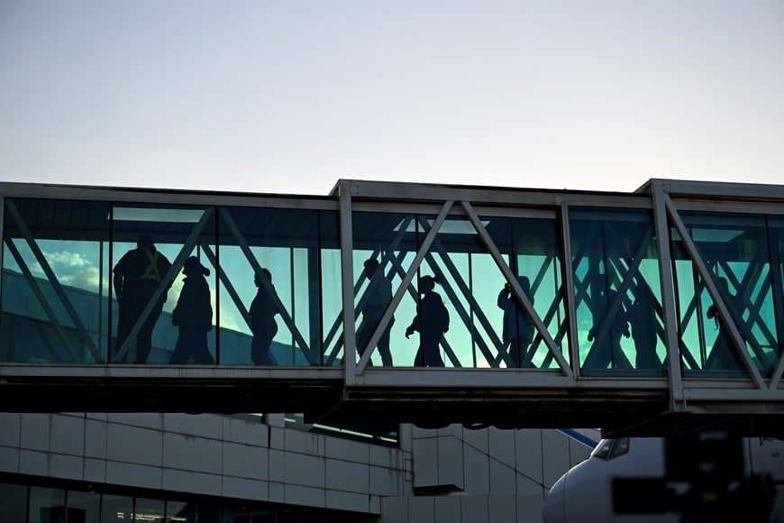 (251204) -- LA GUAIRA, 4 diciembre, 2025 (Xinhua) -- Imagen del 3 de diciembre de 2025 de migrantes venezolanos procedentes de Estados Unidos vistos a su llegada al Aeropuerto Internacional Simón Bolívar, en Maiquetía, estado de La Guaira, Venezuela. El canciller de Venezuela, Yván Gil, recibió el miércoles a 266 migrantes provenientes de Estados Unidos, después de una corta suspensión por parte de Washington. (Xinhua/Li Muzi) (jg) (ah) (ce)