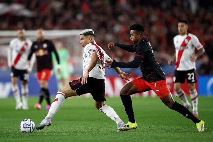 Soccer Football - Copa Sudamericana - Group H - River Plate v Red Bull Bragantino - Estadio Mas Monumental, Buenos Aires, Argentina - May 20, 2026
River Plate's Maximiliano Salas in action with Estudiantes de La Plata's Jose Sosa REUTERS/Agustin Marcarian