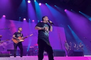 Juan Germán Martínez al frente, junto a Santiago Bogisich (bajo), Fernando Vecchio (guitarra), Juan Comas (batería, detrás de Piti), Leandro Loos (trombón), Joel Barbeito (saxos), Fernando Isaías (trompeta) y Diego Bozzalla (guitarra); fuera de cuadro, Alejandro Mondelo (teclados). Foto: Agustina Rodríguez