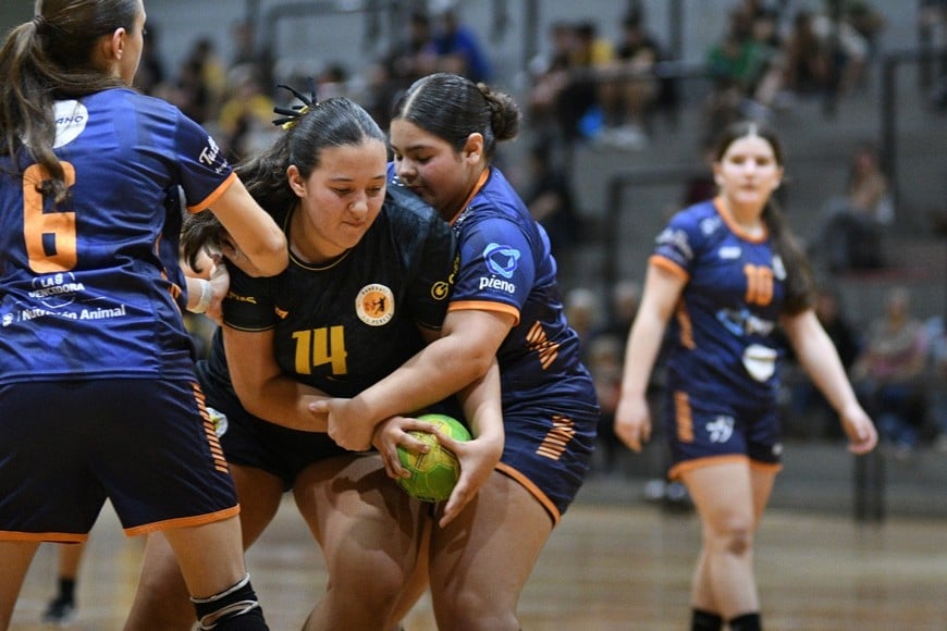 Equipos femeninos y masculinos compiten en la Fase 1 de la Región Centro. Crédito: Manuel Fabatía.