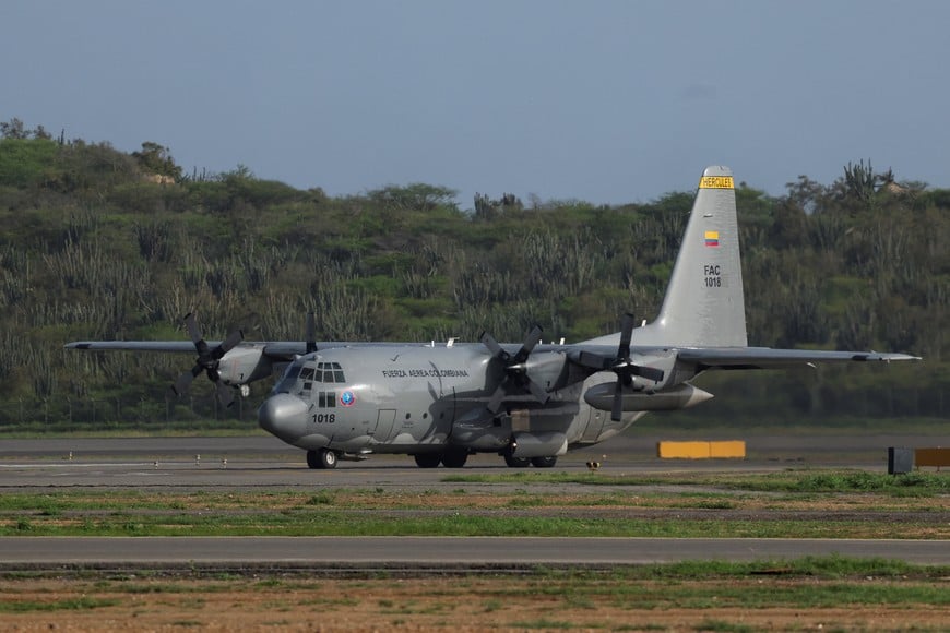 Colombian air force aircraft, carrying members of the USAR Colombia (Urban Search and Rescue), arriving to aid in search and rescue operations in the aftermath of earthquakes, lands at Simon Bolivar International Airport in Maiquetia, Venezuela, June 26, 2026. REUTERS/Leonardo Fernandez Viloria