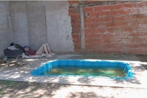 Imagen de febrero de este año. Se ve a Luis Arriola en el “geriátrico del horror” Tanto la foto como sus cartas de auxilio son parte de las denuncias que la joven D.R. presentó al MPA en abril pasado. Cuatro meses antes del incendio