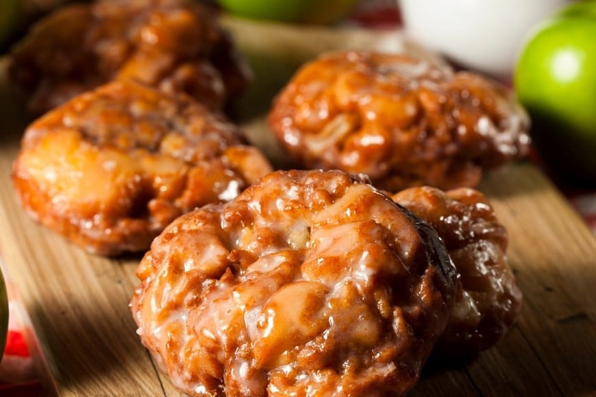 Buñuelos de manzana, crocantes por fuera, tiernos por dentro y listos en menos de media hora.