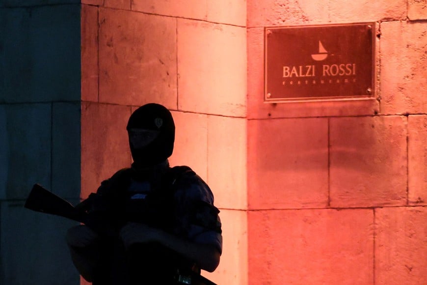 A law enforcement officer stands guard at the site of an explosion at a restaurant in central Moscow, Russia August 1, 2026. REUTERS/Anastasia Barashkova