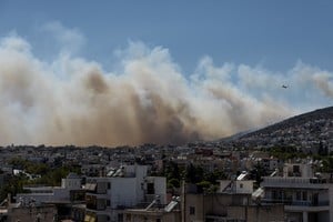 Fuertes vientos avivaron el viernes múltiples incendios forestales en Grecia, lo que forzó a cientos de personas a evacuar por mar, mientras los bomberos combaten más de 70 incendios forestales en todo el país. Foto: Xinhua / Lefteris Partsalis.