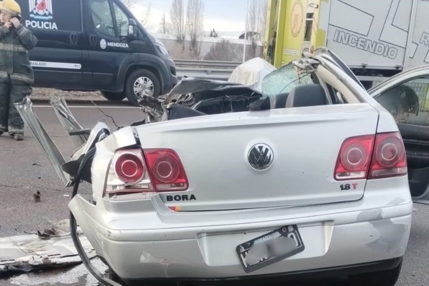 El Volkswagen Bora impactó desde atrás contra un colectivo de turismo que viajaba hacia la alta montaña.