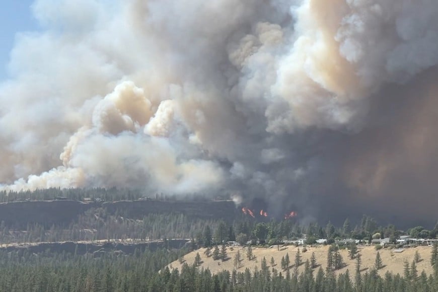 Massive plumes of smoke rise from a wildfire in Spokane, U.S., August 1, 2026, in this screengrab obtained from a social media video. Tyler Vanwert/via REUTERS  THIS IMAGE HAS BEEN SUPPLIED BY A THIRD PARTY. MANDATORY CREDIT.

VERIFICATION:
-Buildings, terrain, vegetation, road layout and solar panel match file and satellite imagery
-Date and location confirmed by original file metadata