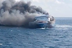 Decenas de ocupantes a arrojarse al mar