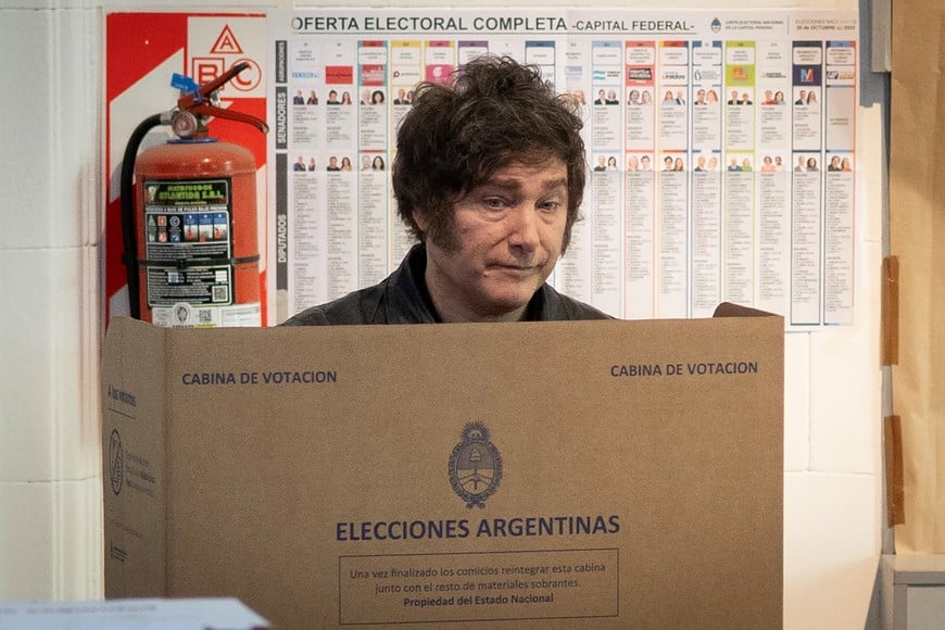 (251026) -- BUENOS AIRES, 26 octubre, 2025 (Xinhua) -- El presidente argentino, Javier Milei, emite su voto durante las elecciones legislativas de medio término en la Universidad Tecnológica Nacional, en la ciudad de Buenos Aires, capital de Argentina, el 26 de octubre de 2025. Los centros de votación para las elecciones legislativas de medio término en Argentina se abrieron el domingo a las 08:00 hora local (11:00 GMT) para elegir a 127 diputados nacionales y 24 senadores nacionales. (Xinhua/Martín Zabala) (mz) (oa) (da)