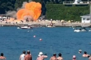 Las personas en la playa murieron “cuando escombros de un UAV cayeron”.