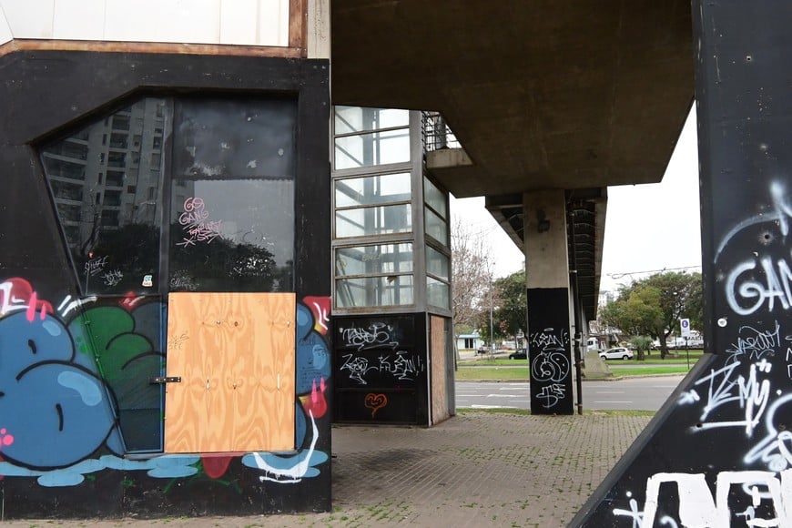 Grafitis e intervenciones urbanas por doquier. Foto: Flavio Raina