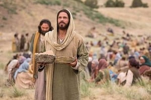 Jesús pronunció la bendición, partió los panes y se los dio a los discípulos para que se lo dieran a la gente.