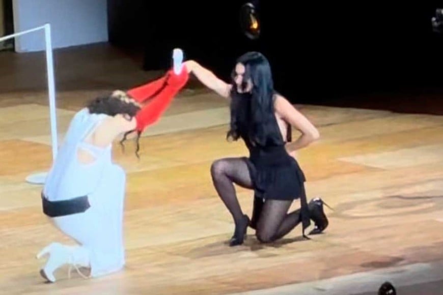 El momento que ingresó Espósito al escenario.