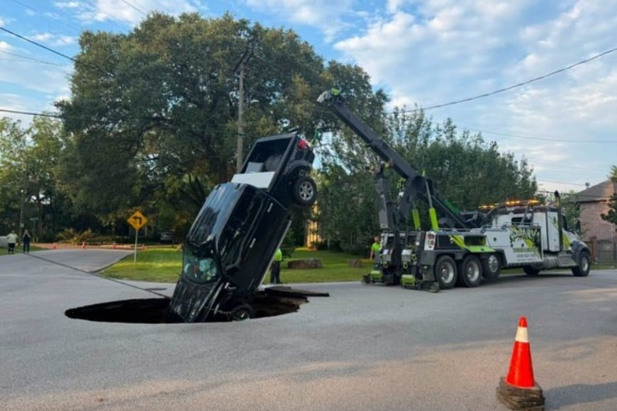 Se abrió un enorme socavón y se tragó una camioneta en Beaumont, Texas (EEUU)