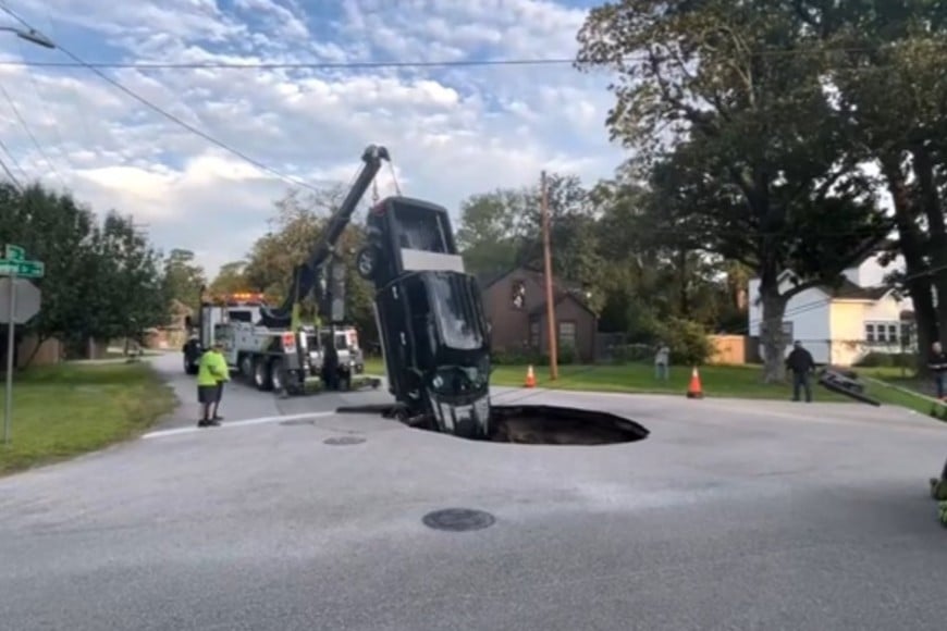 Se abrió un enorme socavón y se tragó una camioneta en Beaumont, Texas (EEUU)