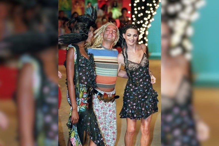 Vistiendo -y siendo amigo- de dos de las "top" de todos los tiempos: Naomi Campbell y Kate Moss.