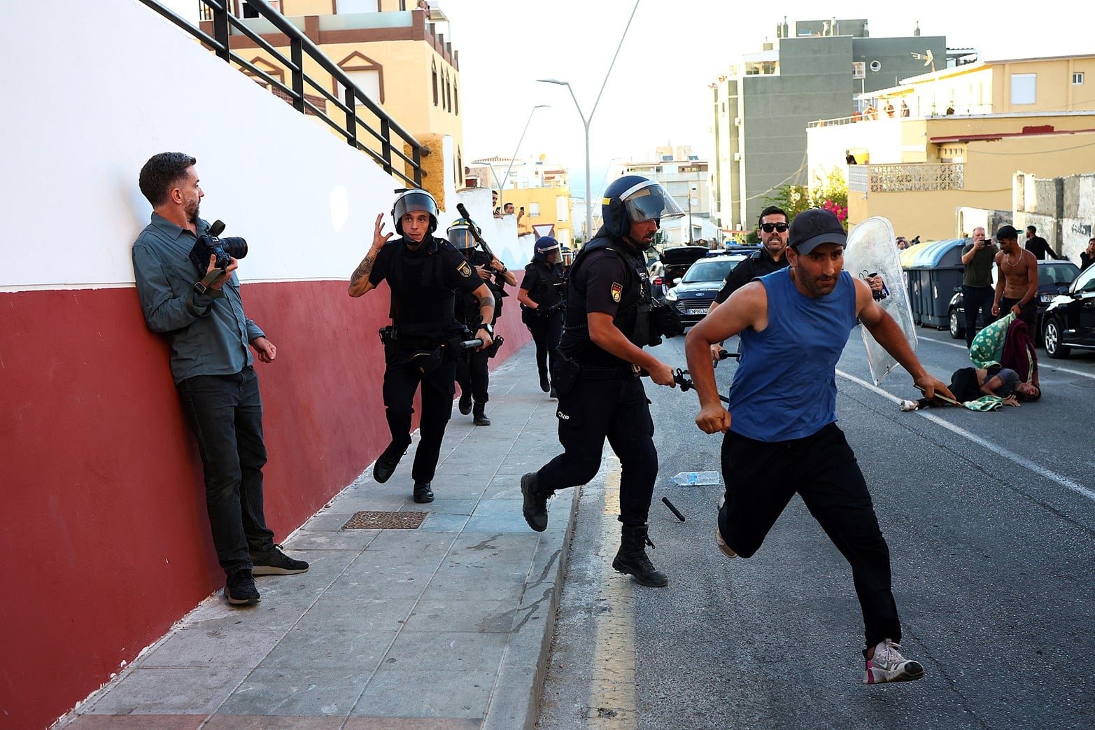 Enfrentamientos entre migrantes y la policía tras la llegada masiva de migrantes a pie y por mar desde Marruecos a territorio español.