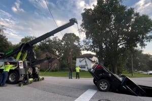 Se abrió un enorme socavón y se tragó una camioneta en Beaumont, Texas (EEUU)