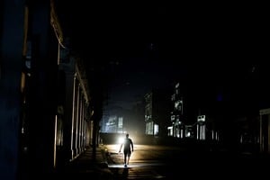 La interrupción dejó nuevamente sin servicio eléctrico a gran parte de la isla Créditos: REUTERS/Norlys Perez