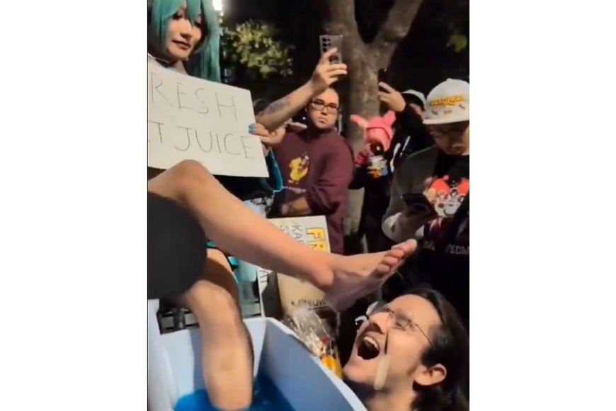 Un grupo de cosplayers decidió montar un stand callejero para comercializar una bebida promocionada abiertamente como "jugo de pies".