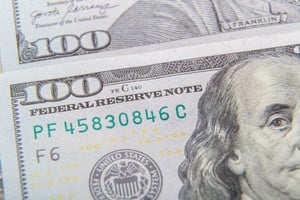 El blue bajó 0,32% y terminó en $1.560 para la venta.