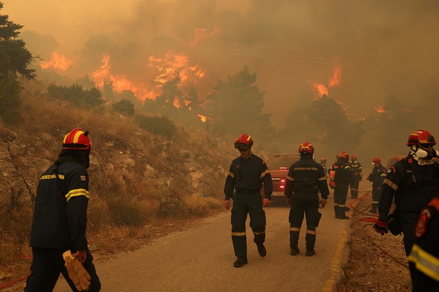 Firefighters work as a wildfire burns on Mount Kithairon, Greece, August 3, 2026. REUTERS/Stelios Misinas