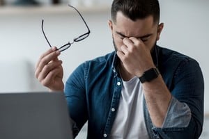 Los ojos arden, sentís pesadez en los párpados o aparece un dolor de cabeza difícil de explicar.