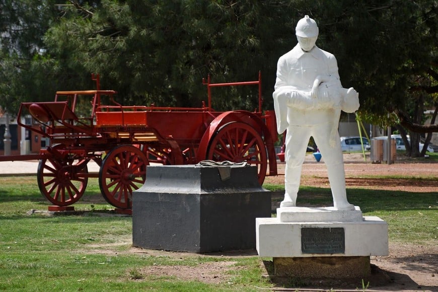 El monumento homenaje a los Bomberos. Foto: Archivo Pablo Aguirre