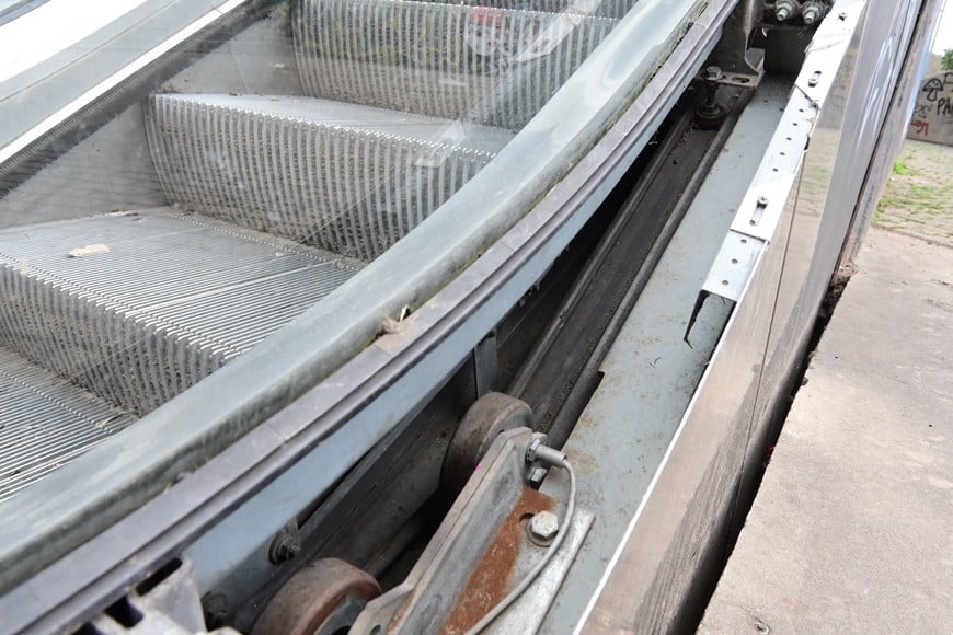 Sistemas rotos en la escalera. Foto: Flavio Raina