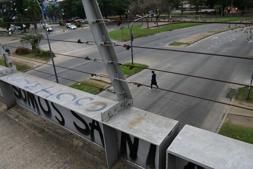 Muchos optan por cruzar entre los autos. Foto: Flavio Raina