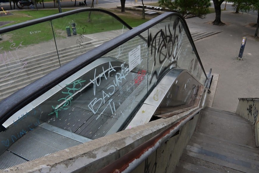 La escalera hace años que dejó de funcionar. Foto: Flavio Raina