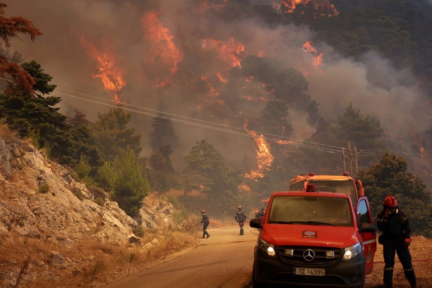 Firefighters work as a wildfire burns on Mount Kithairon, Greece, August 3, 2026. REUTERS/Stelios Misinas