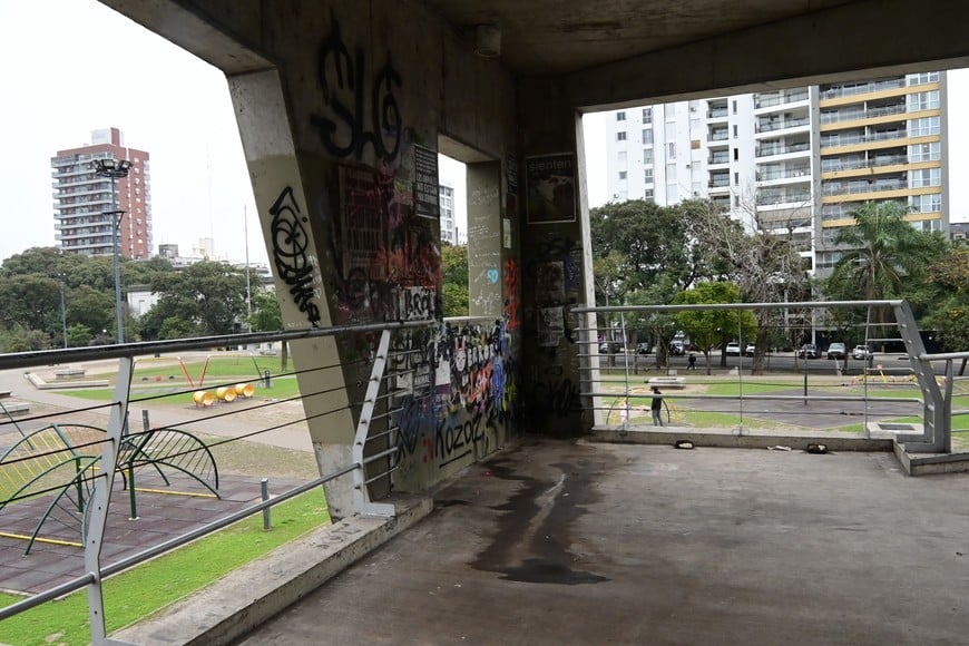 ¿Baño público? una de las esquinas de la pasarela con un olor nauseabundo. Foto: Flavio Raina