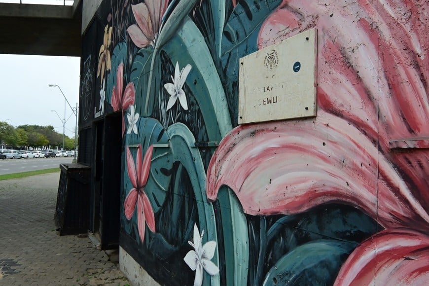 Una placa descolorida y un bar cerrado, al pie de la escalera. Foto: Flavio Raina