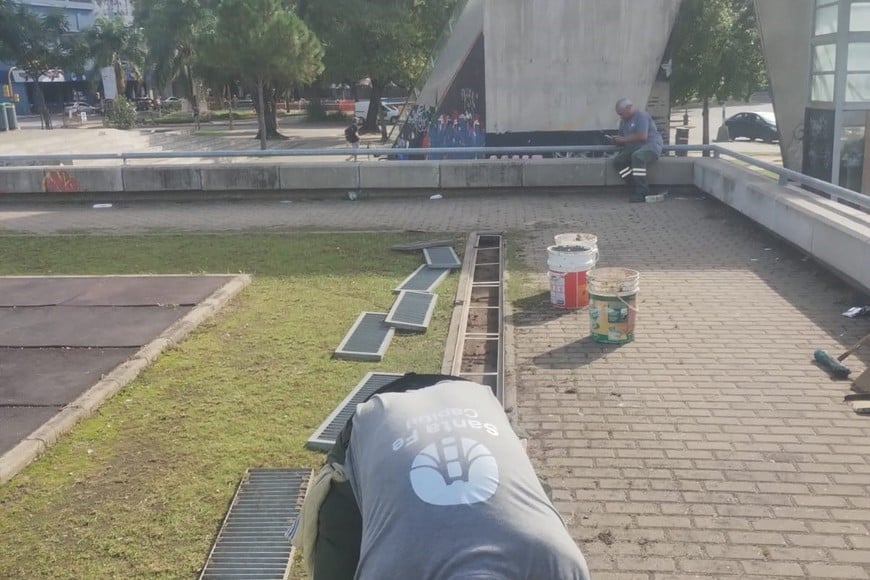 Cambio de rejillas en el parque Alberdi.