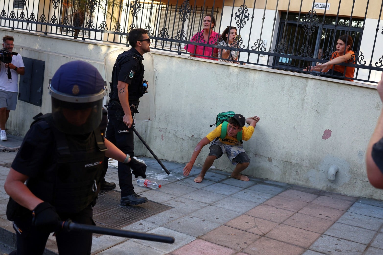 Un migrante se sujeta el brazo tras ser golpeado con una porra policial durante los enfrentamientos entre migrantes y policías