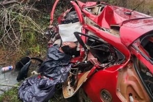 El auto impactó de lleno contra el acoplado del vehículo de carga pesada.