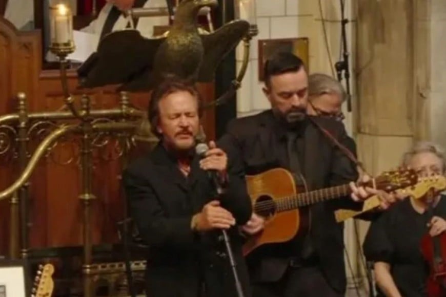 El cantante de Pearl Jam, Eddie Vedder, cantó en el funeral.
