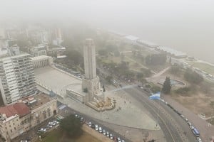 El Monumento a la Bandera en la ciudad de Rosario bajo la niebla. Crédito: Fernando Nicola