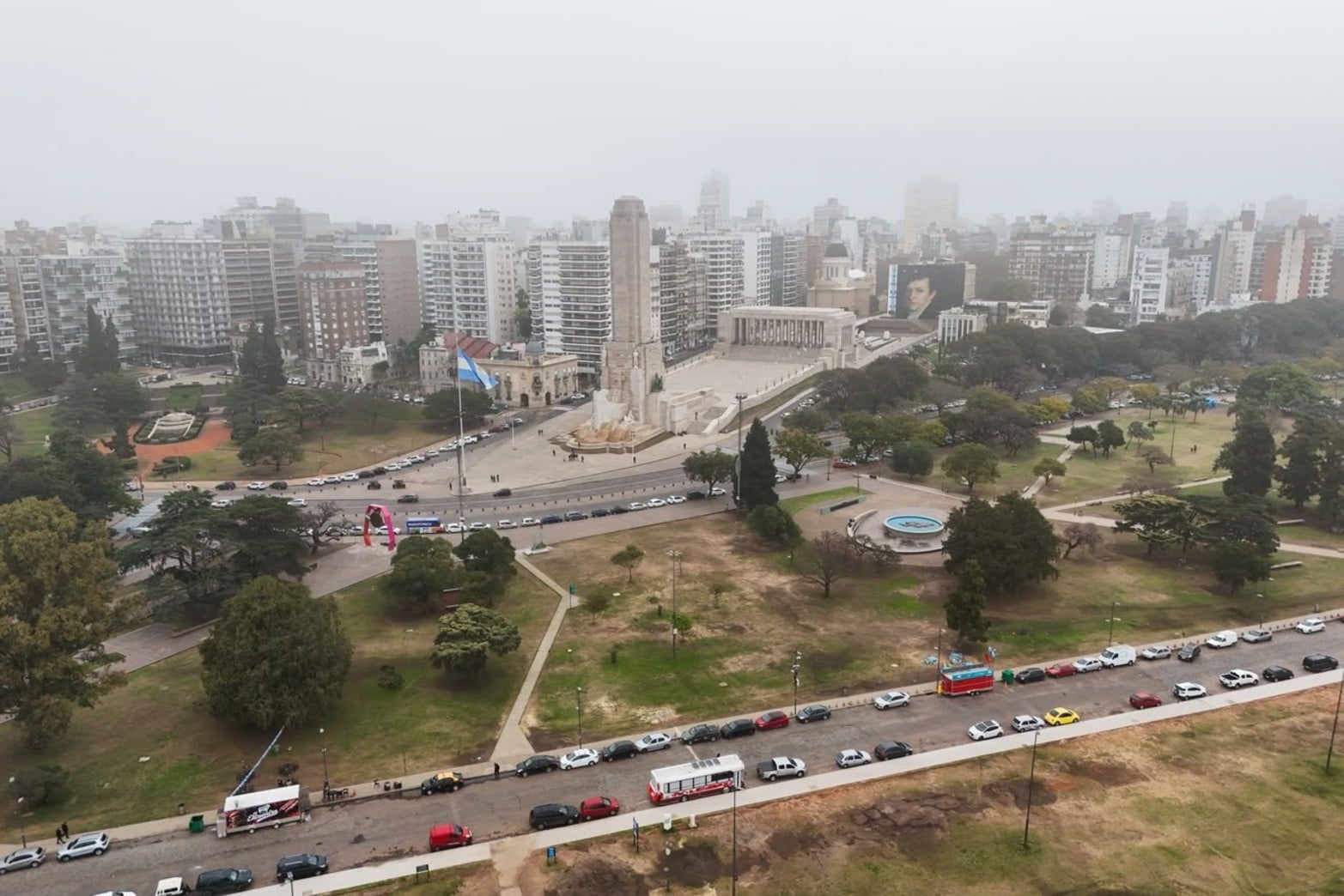 El Monumento a la Bandera en la ciudad de Rosario bajo la niebla.